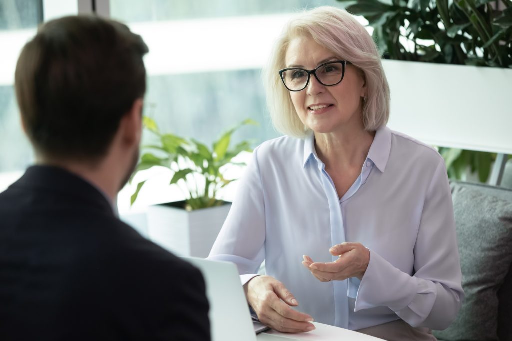 Vrouw die in gesprek is met een andere man.
