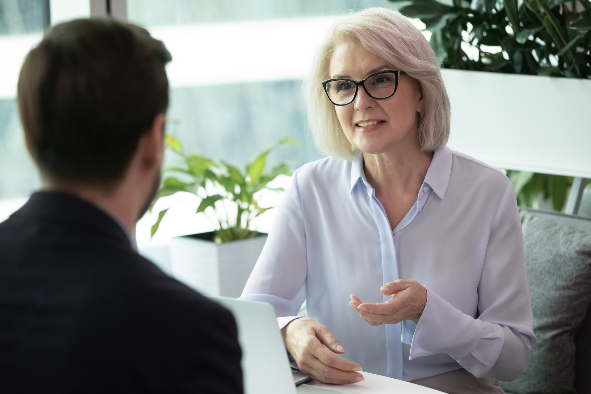 Vrouw die in gesprek is met een andere man.